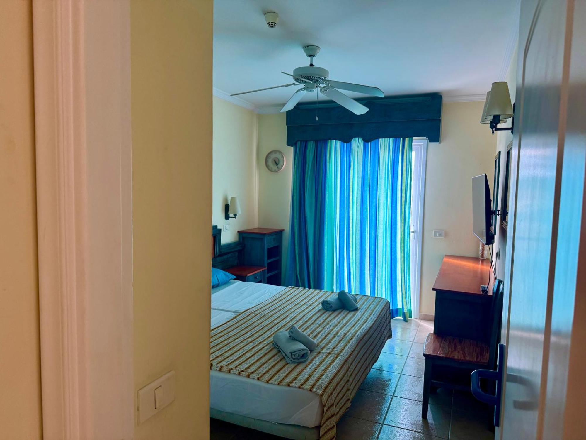 Prime Americas Getaway - With Huge Private Terrace & Pool Access Apartamento *