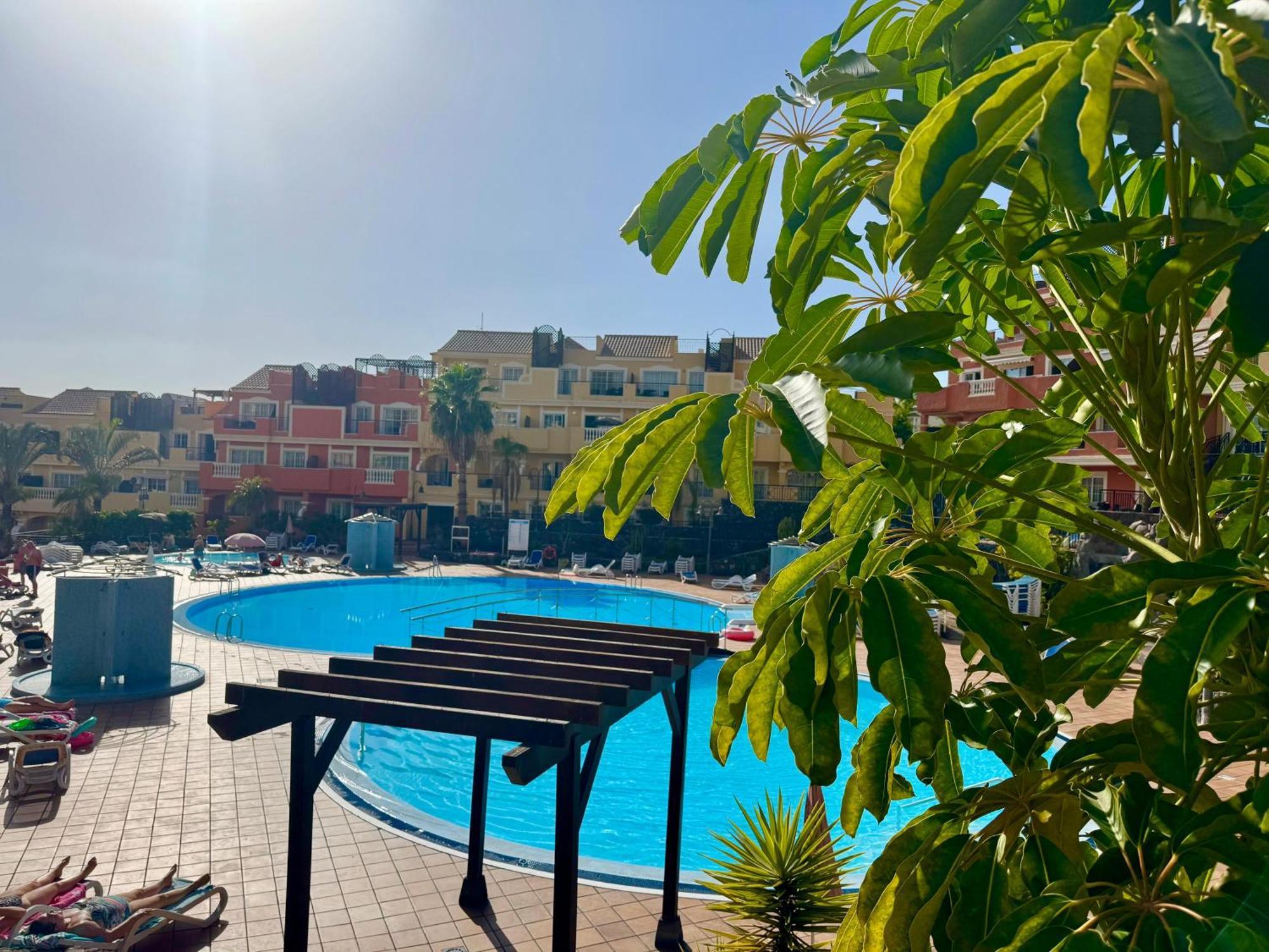 Prime Americas Getaway - With Huge Private Terrace & Pool Access Apartamento *
