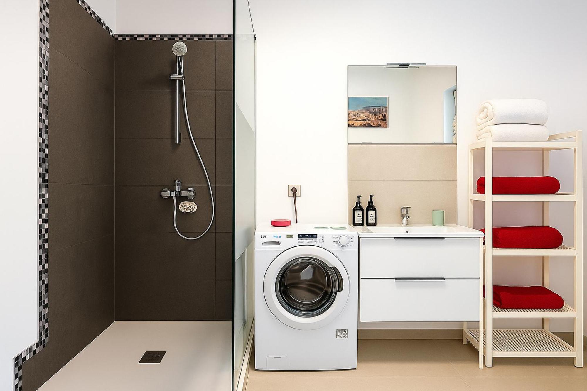 Fantastico Ruhige Top-lage, Balkon Oder Terrasse, Gratis Parkplatz & Klimaanlage, Ideal Fuer Paare Und Alleinreisende *