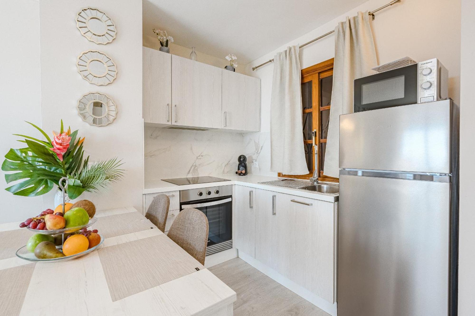 Stylish Design W Ocean & Pool View, King Size Bed, Wifi,2 Smart Tv, Street Parking, 2 Pools Access Apartment Costa Adeje (Tenerife)