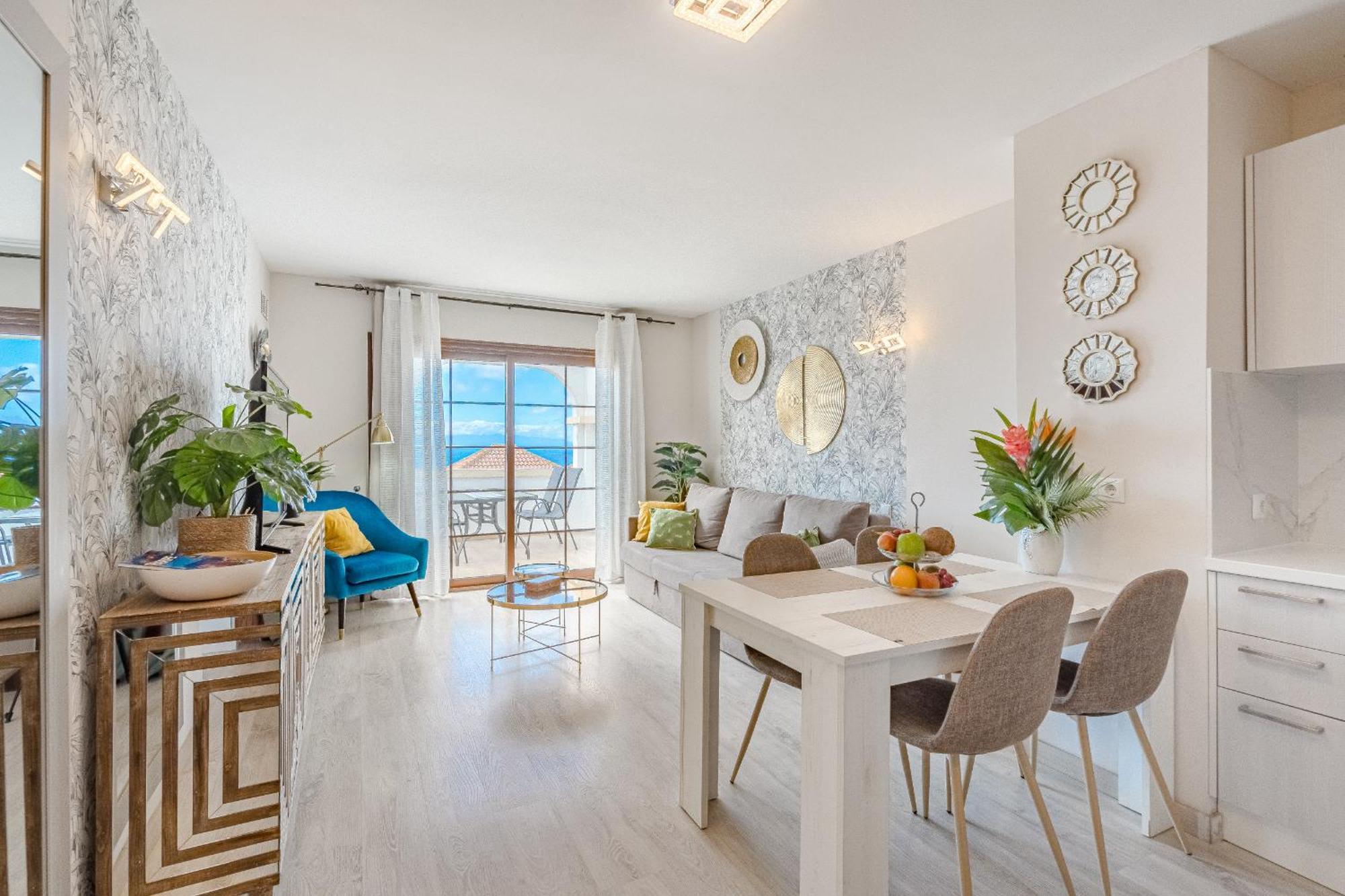 Stylish Design W Ocean & Pool View, King Size Bed, Wifi,2 Smart Tv, Street Parking, 2 Pools Access Costa Adeje (Tenerife)