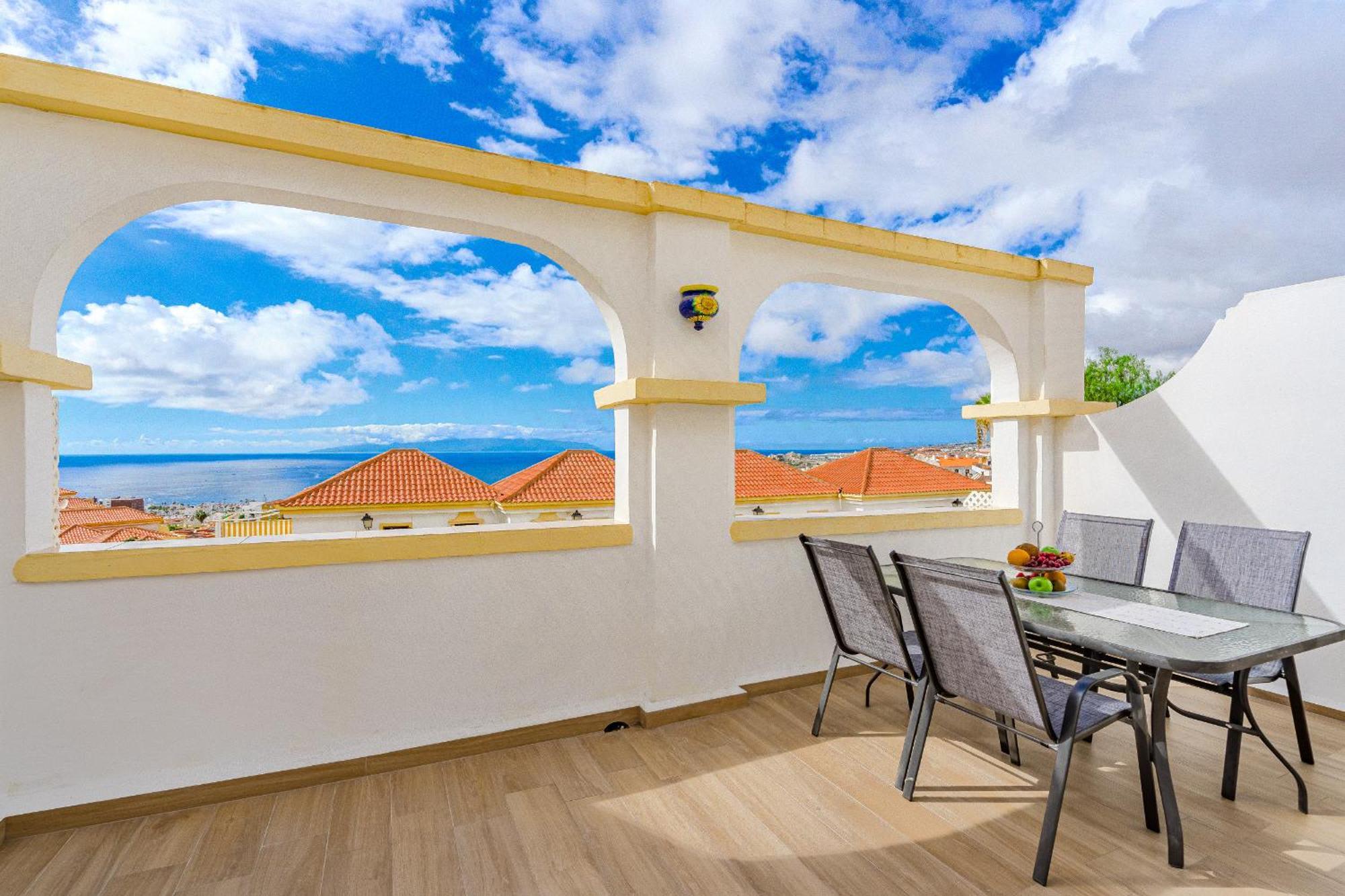 Stylish Design W Ocean & Pool View, King Size Bed, Wifi,2 Smart Tv, Street Parking, 2 Pools Access Apartment