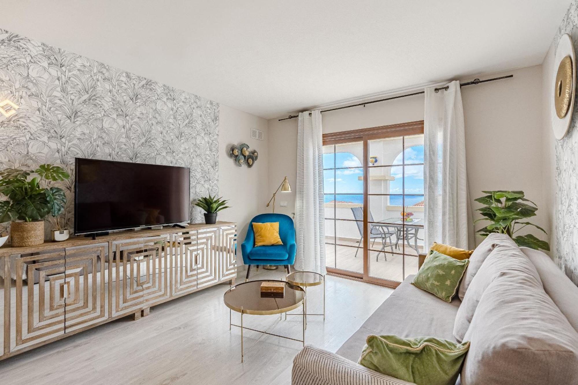Stylish Design W Ocean & Pool View, King Size Bed, Wifi,2 Smart Tv, Street Parking, 2 Pools Access Apartment *