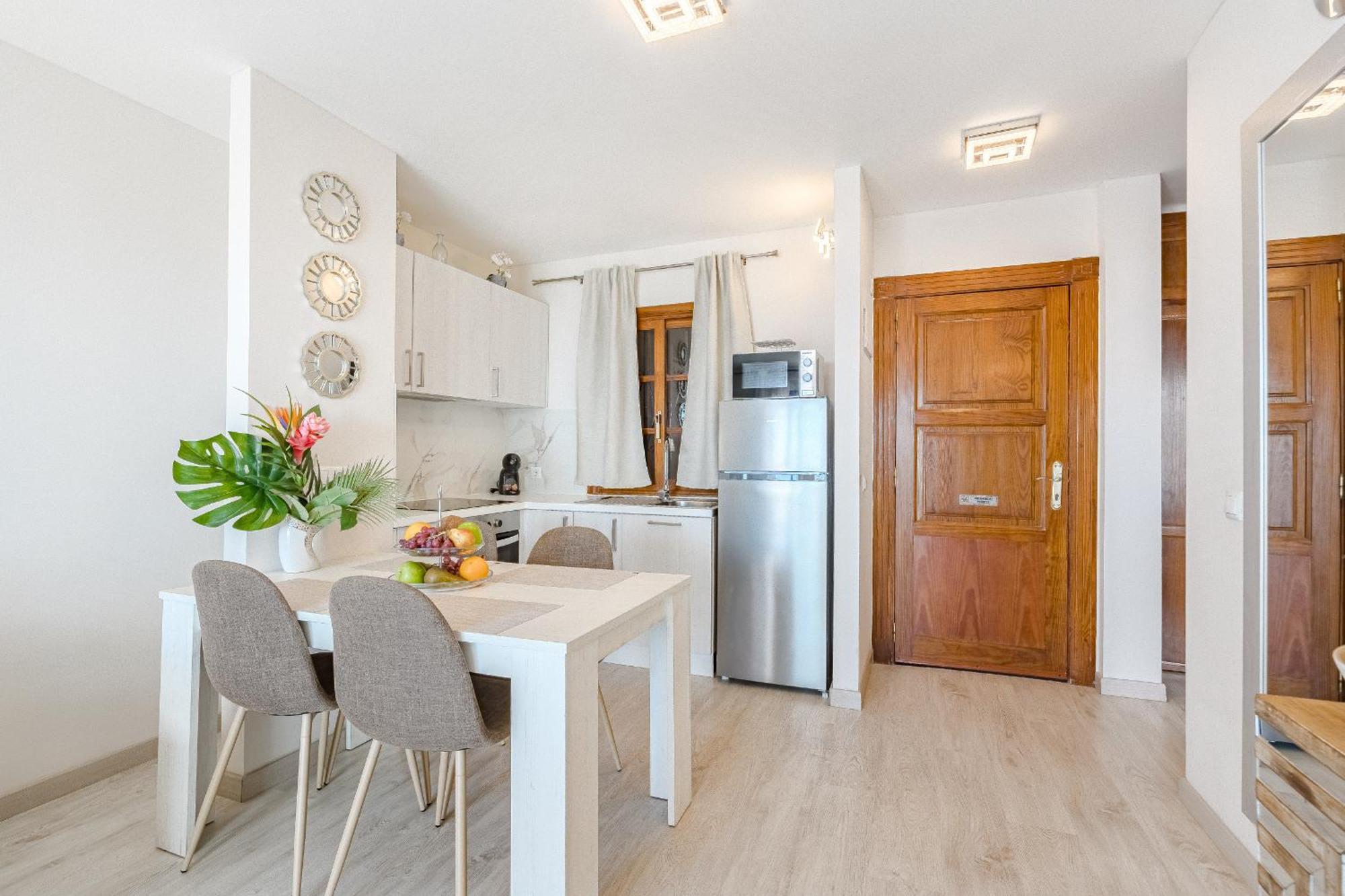 Apartment Stylish Design W Ocean & Pool View, King Size Bed, Wifi,2 Smart Tv, Street Parking, 2 Pools Access *