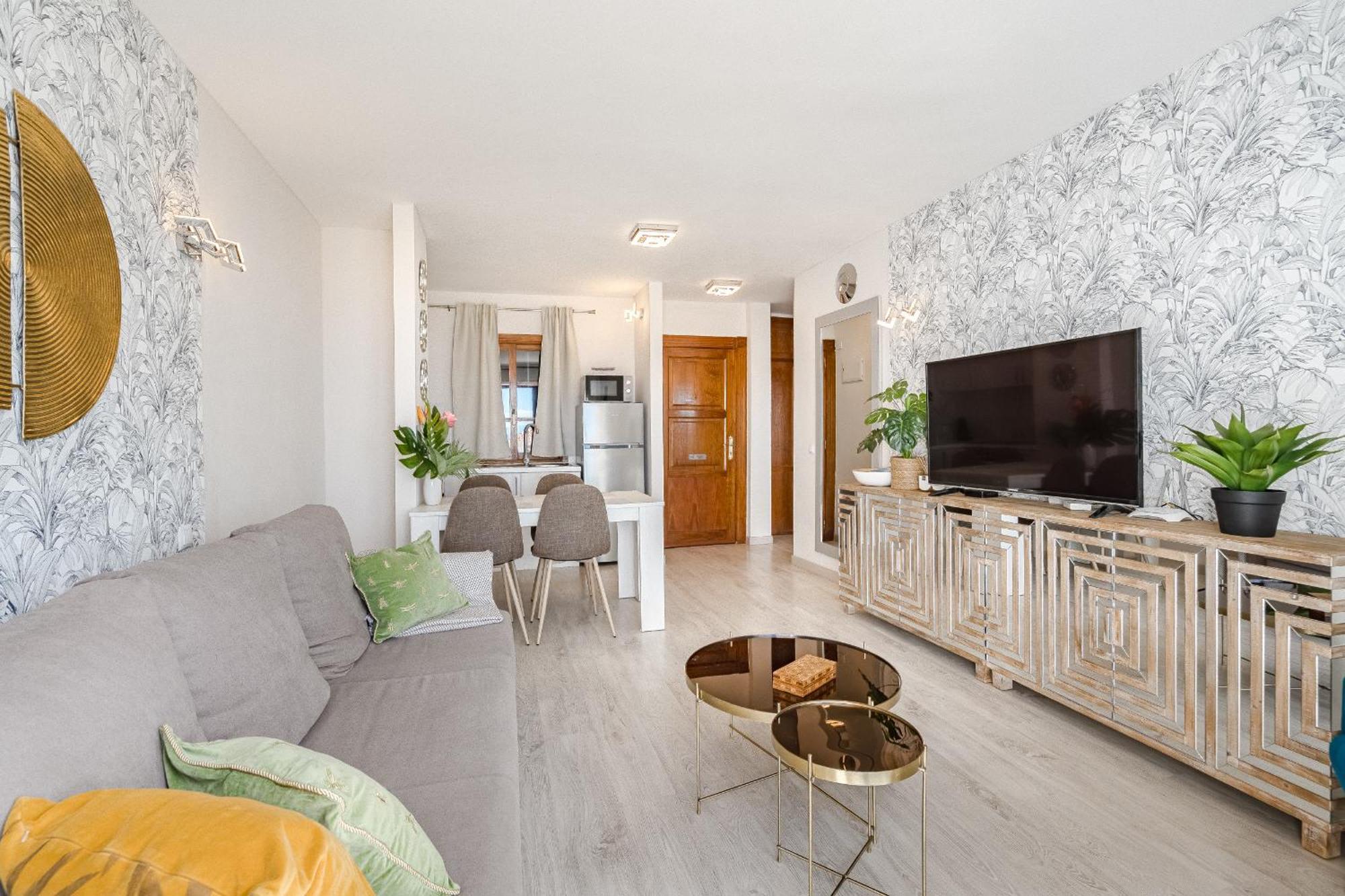 Stylish Design W Ocean & Pool View, King Size Bed, Wifi,2 Smart Tv, Street Parking, 2 Pools Access *