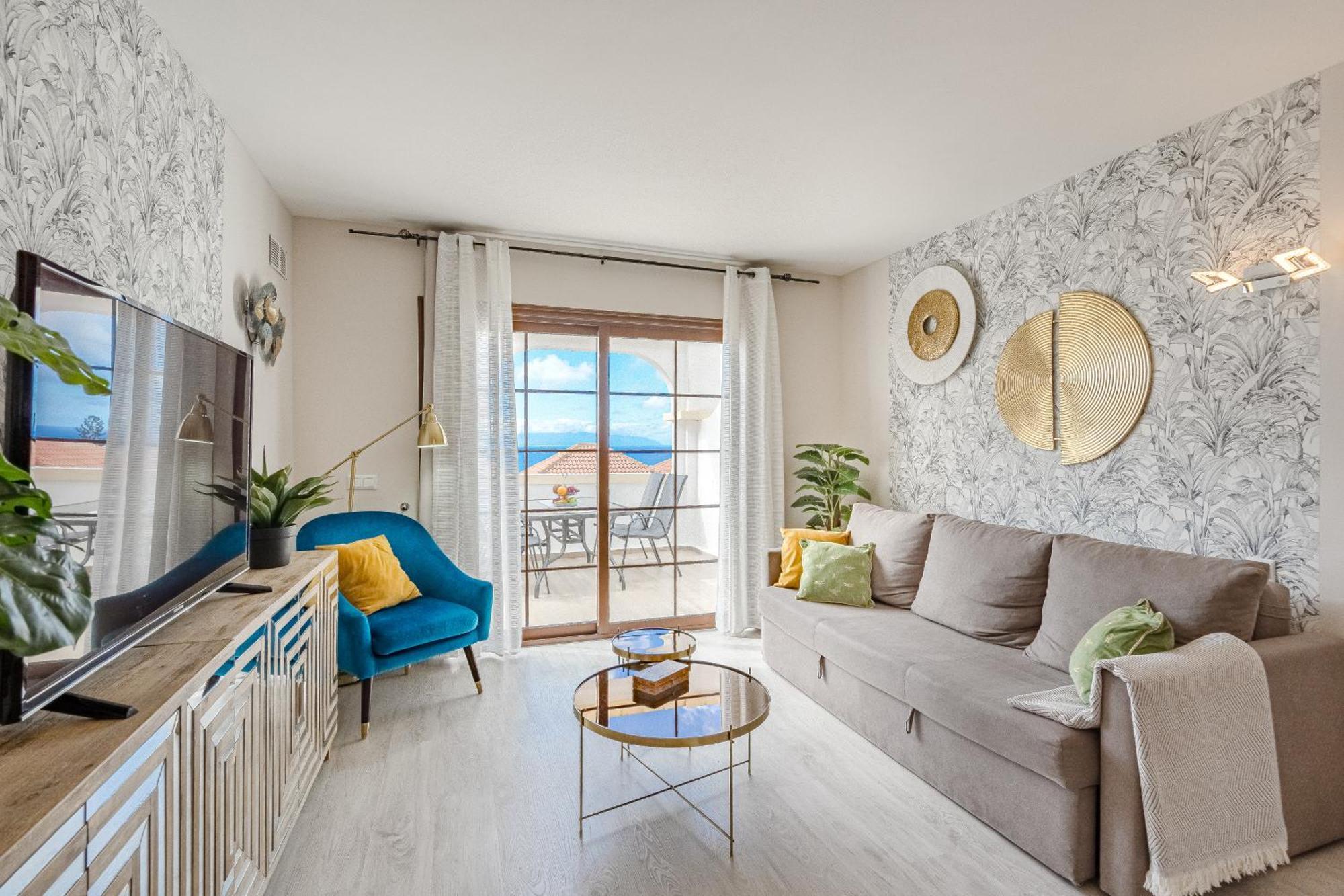 Apartment Stylish Design W Ocean & Pool View, King Size Bed, Wifi,2 Smart Tv, Street Parking, 2 Pools Access
