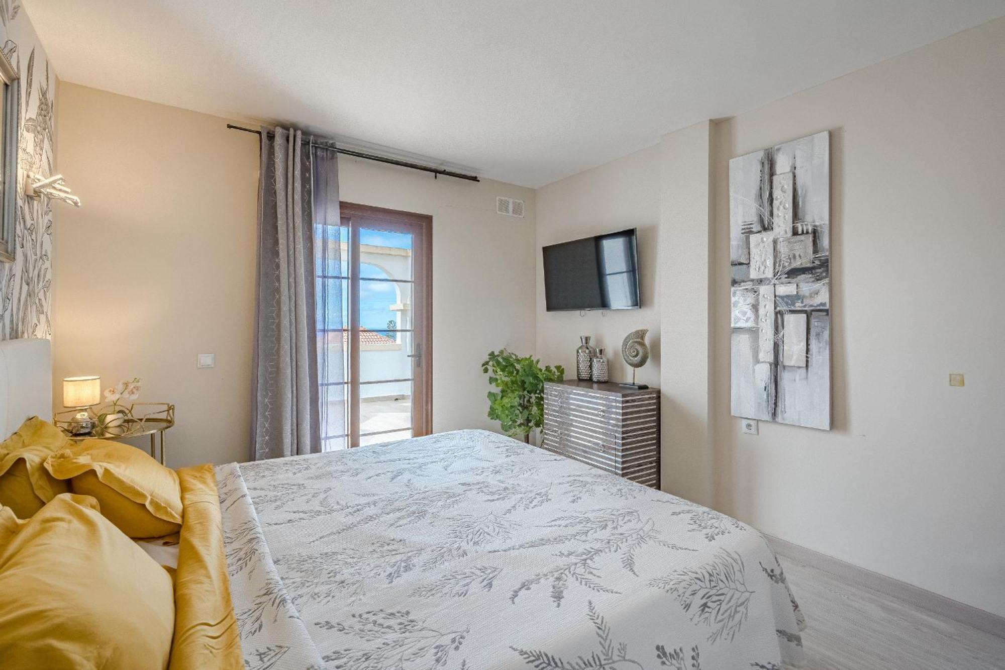 Apartment Stylish Design W Ocean & Pool View, King Size Bed, Wifi,2 Smart Tv, Street Parking, 2 Pools Access *