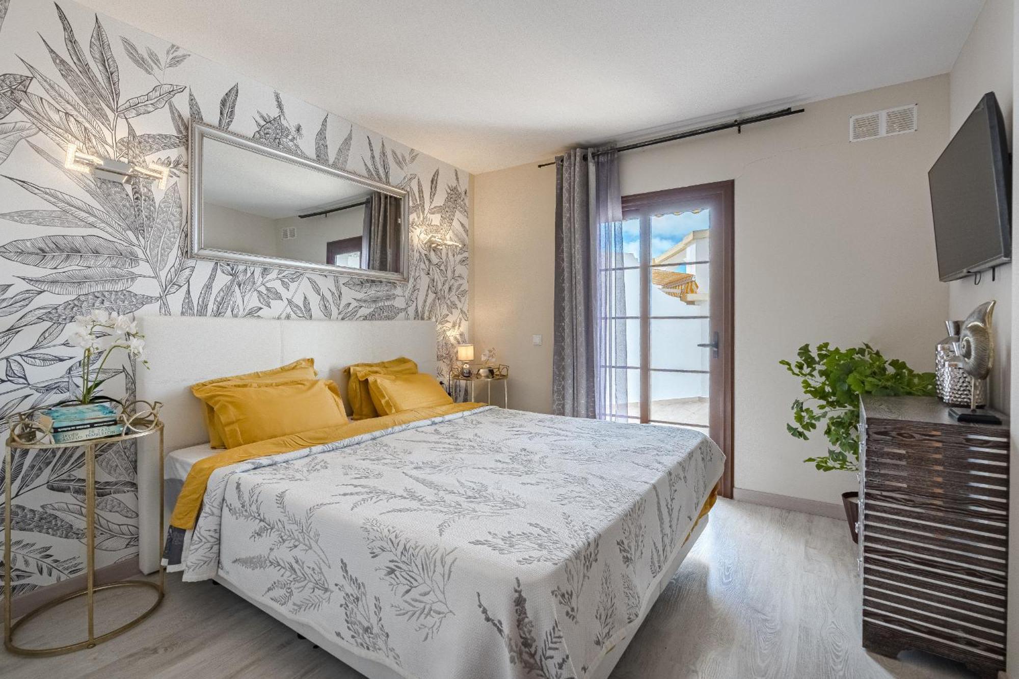 Stylish Design W Ocean & Pool View, King Size Bed, Wifi,2 Smart Tv, Street Parking, 2 Pools Access Apartment Costa Adeje (Tenerife)