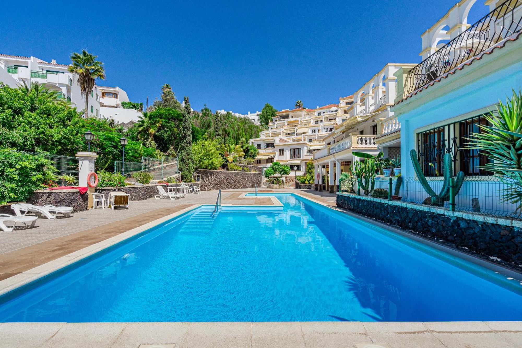 Stylish Design W Ocean & Pool View, King Size Bed, Wifi,2 Smart Tv, Street Parking, 2 Pools Access *
