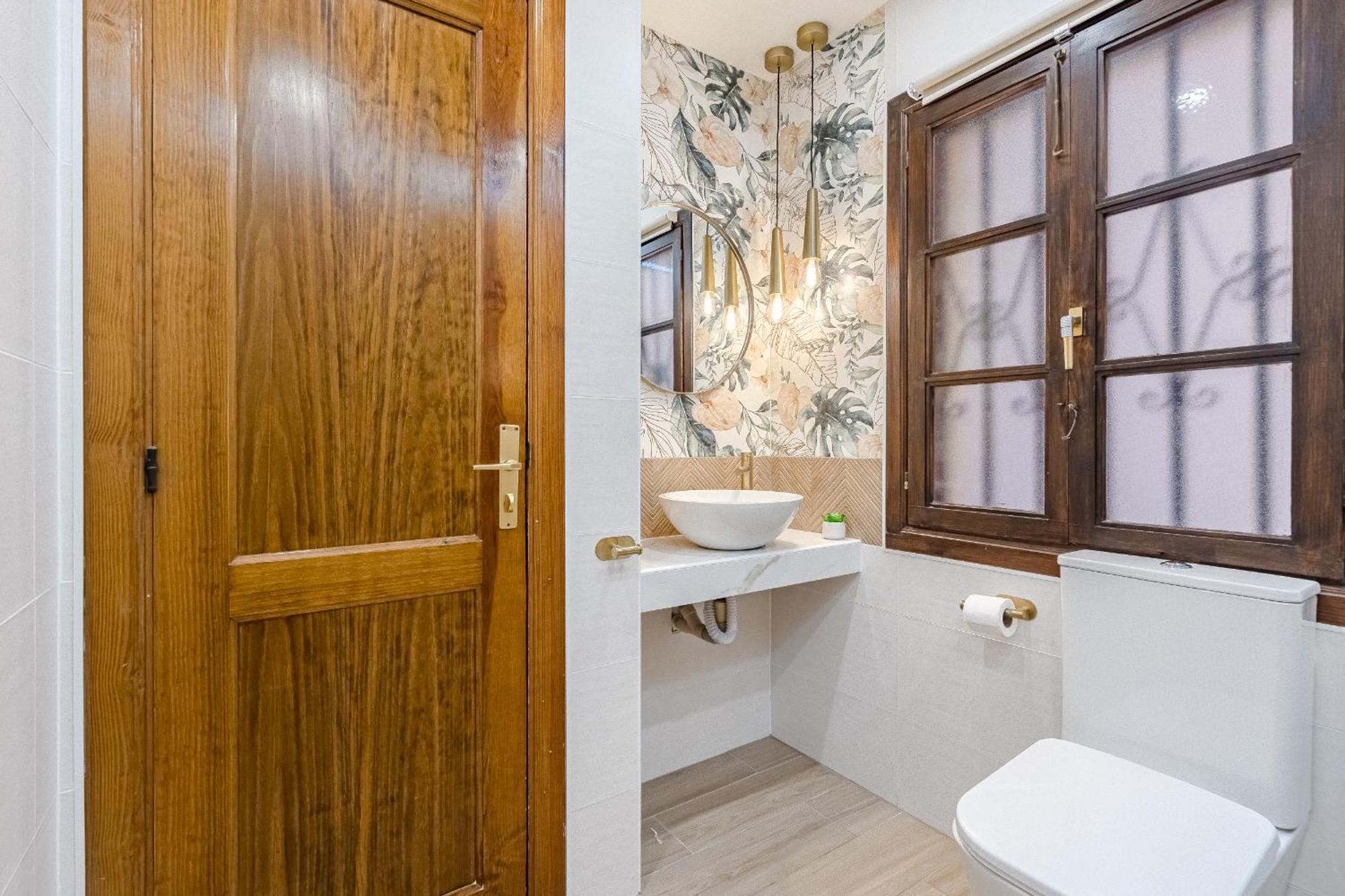 Stylish Design W Ocean & Pool View, King Size Bed, Wifi,2 Smart Tv, Street Parking, 2 Pools Access Apartment