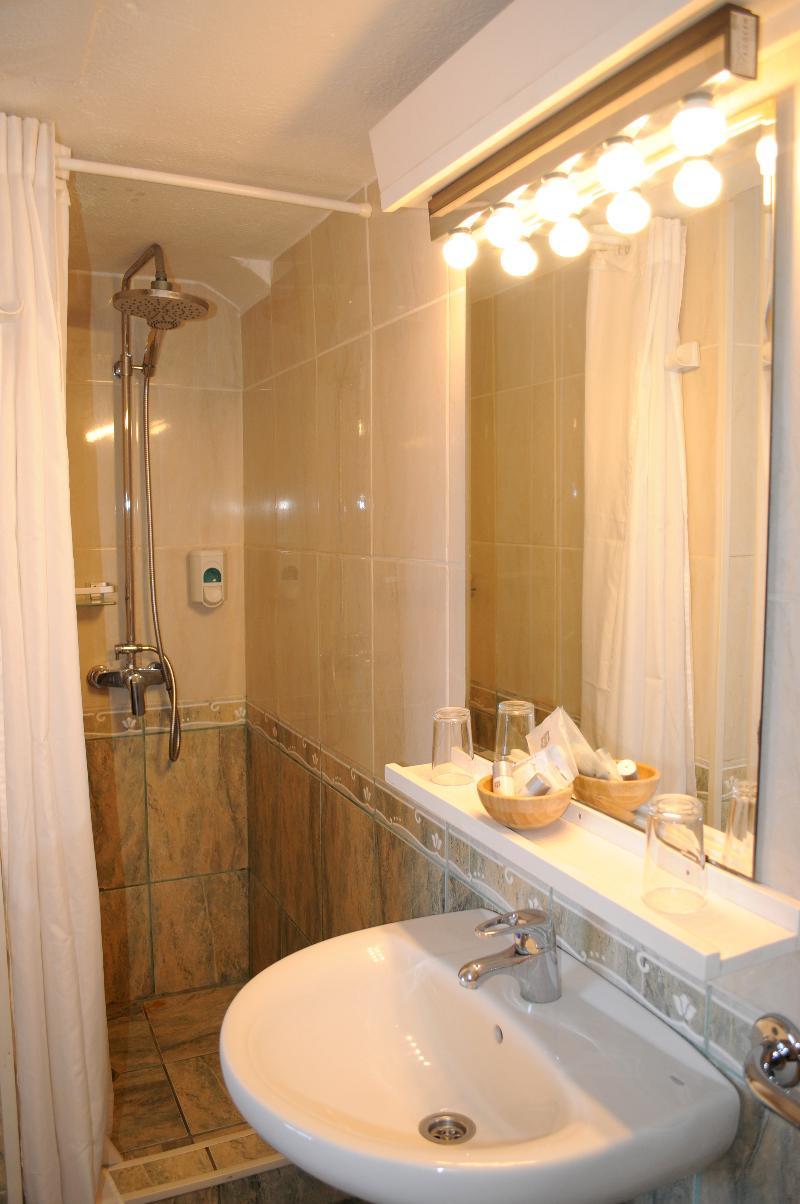 Flores Hotel