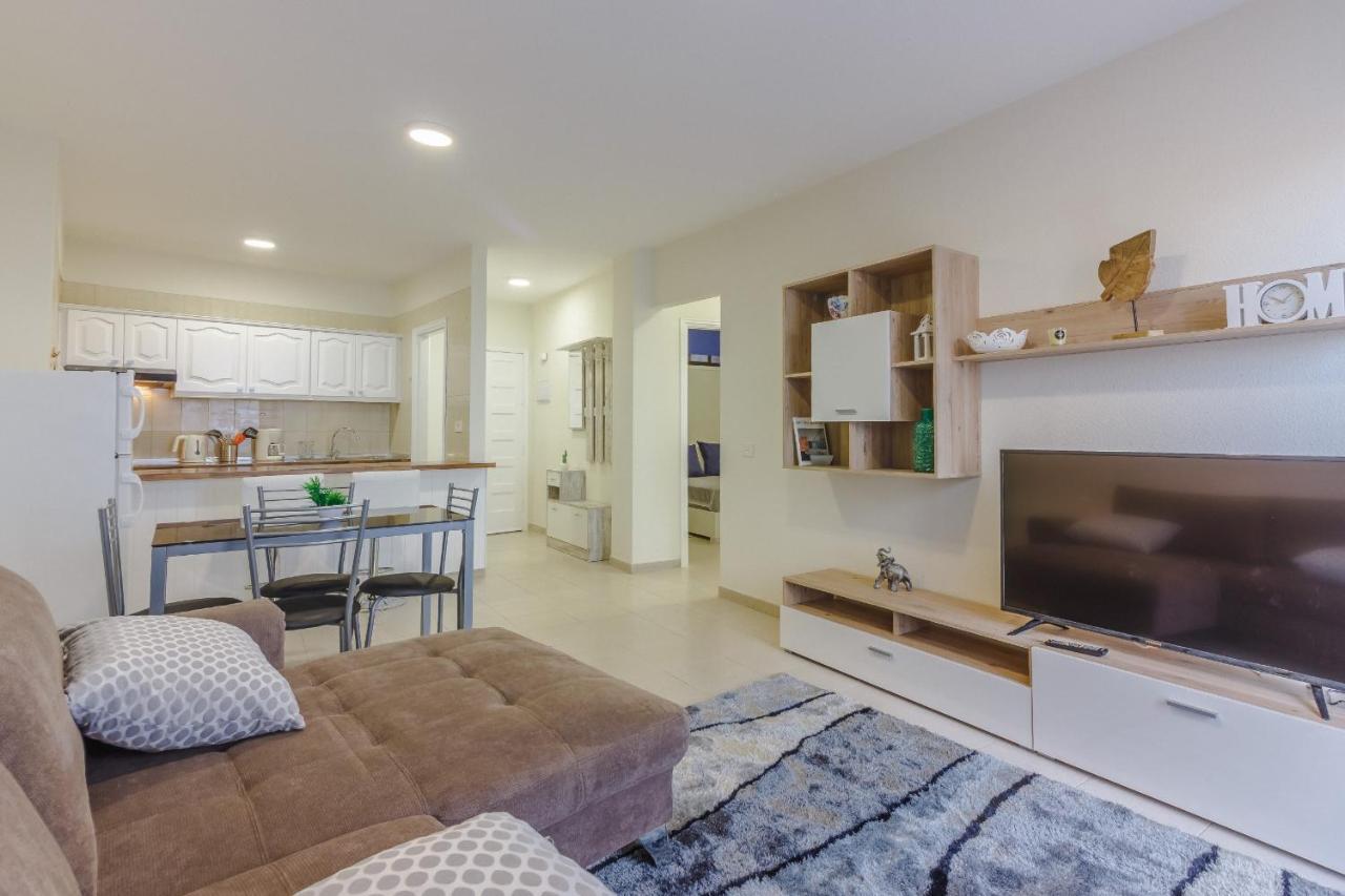 Seguro Spacious With Roomy Terrace Apartment