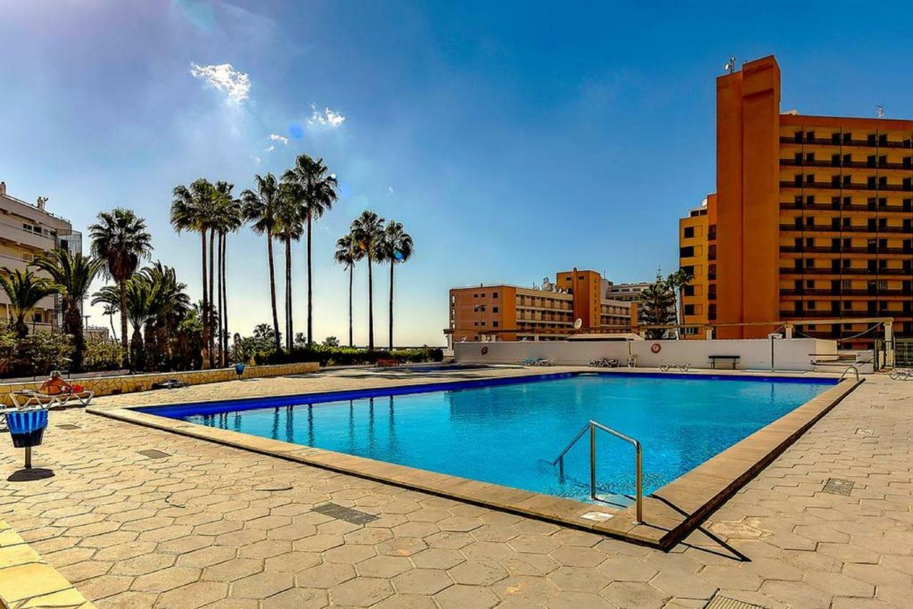 Beach And Pool In Appartement