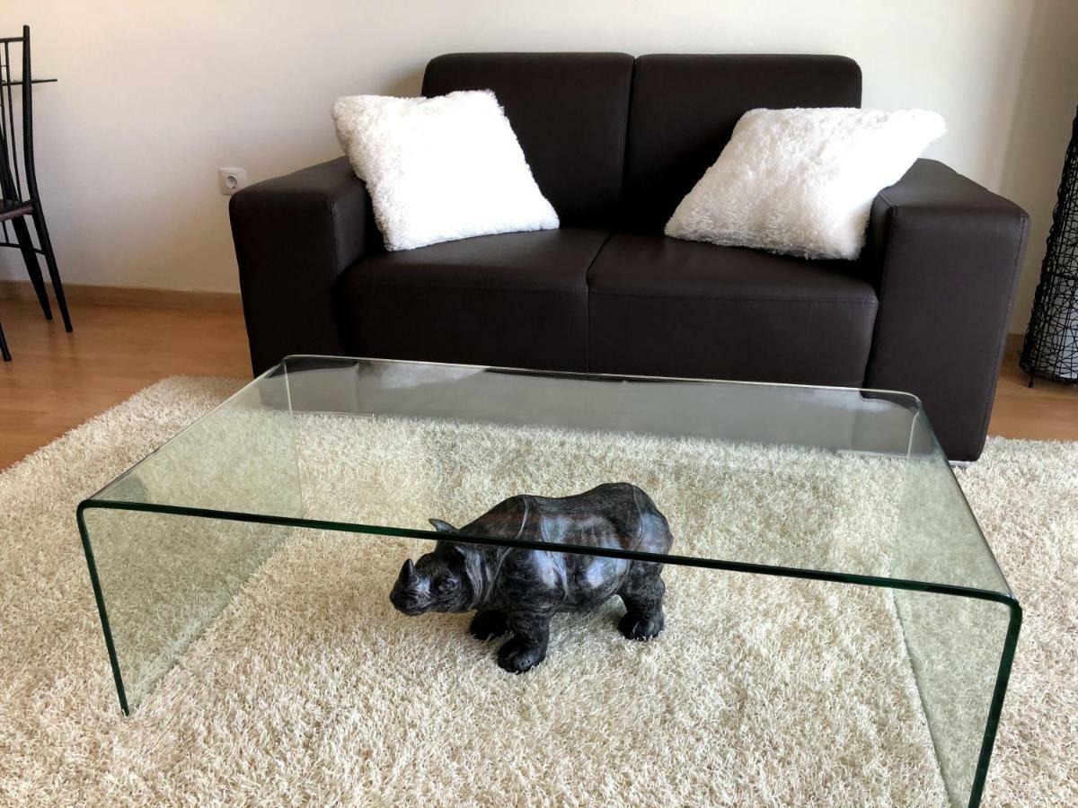 Couples In Rhino's Paradise Appartement