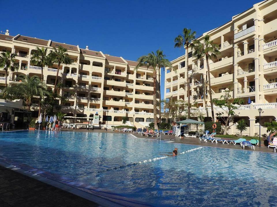 Castle Harbour Aparthotel 3*