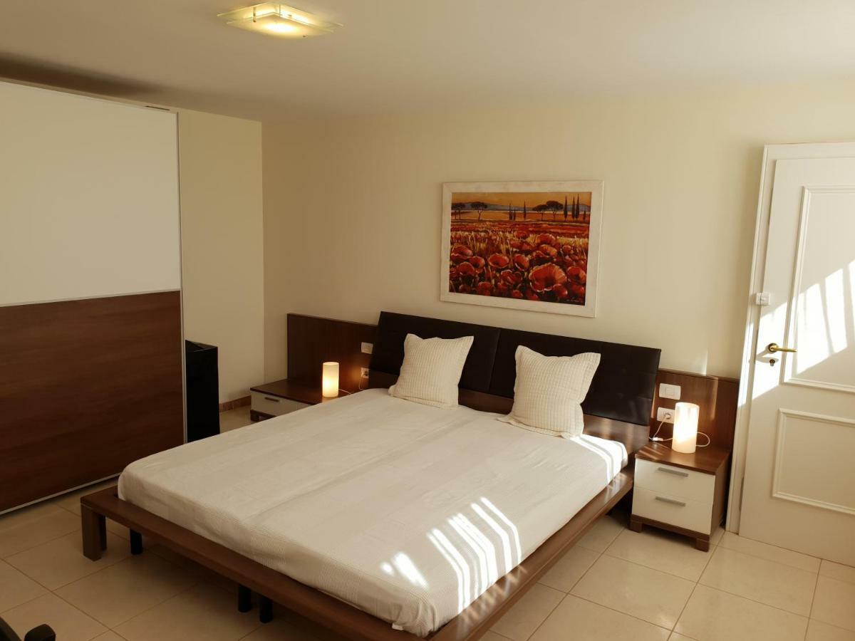 Strelitzia Villa *