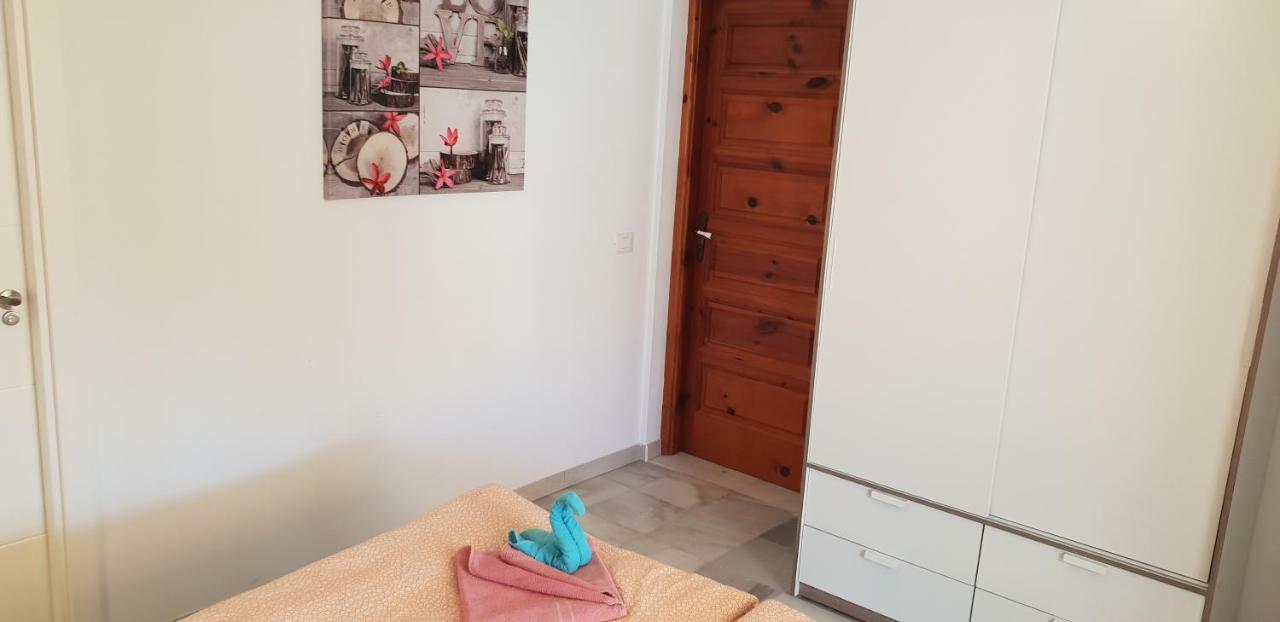 Appartement Two Bedroom Beachfront No 3 With Sea-view, Heated Pool, Close To The Sea