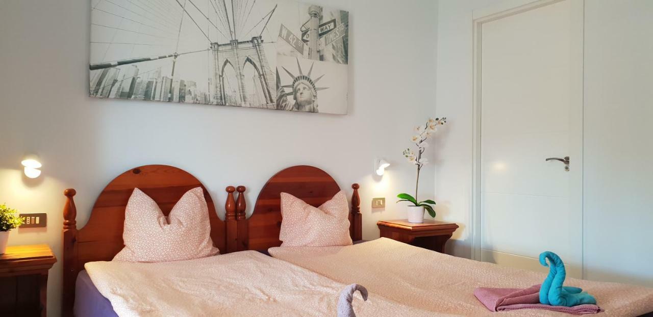 Appartement Two Bedroom Beachfront No 3 With Sea-view, Heated Pool, Close To The Sea
