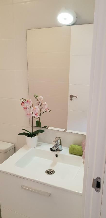 Appartement Two Bedroom Beachfront No 3 With Sea-view, Heated Pool, Close To The Sea *