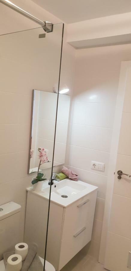 Two Bedroom Beachfront No 3 With Sea-view, Heated Pool, Close To The Sea *