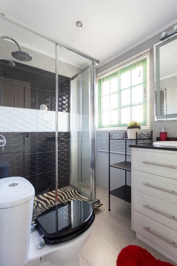 Home2book Stunning Sea Front House Hébergement de vacances *