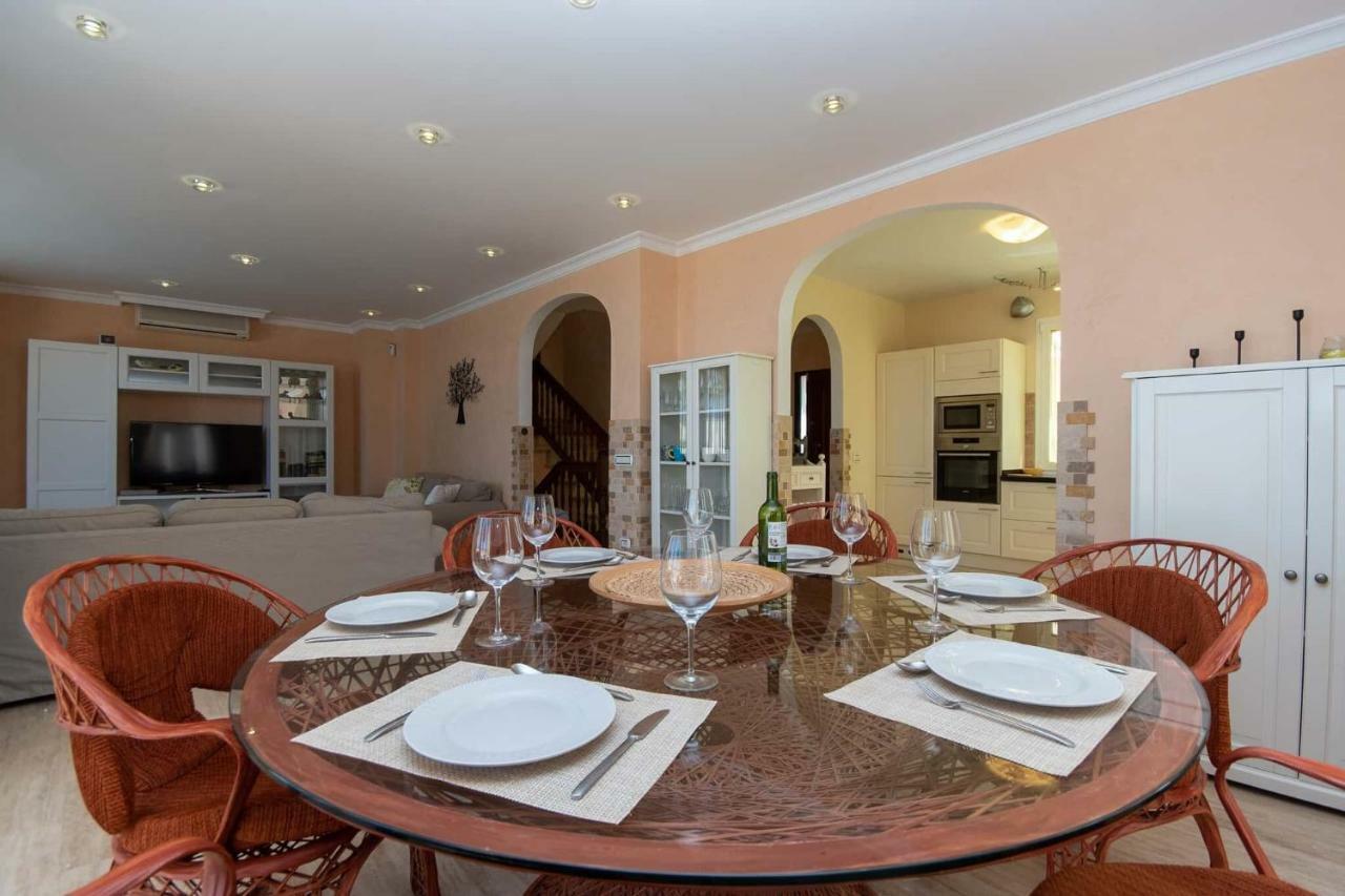 Exclusive On The First Line Of The Ocean With A Private Heated Pool Villa