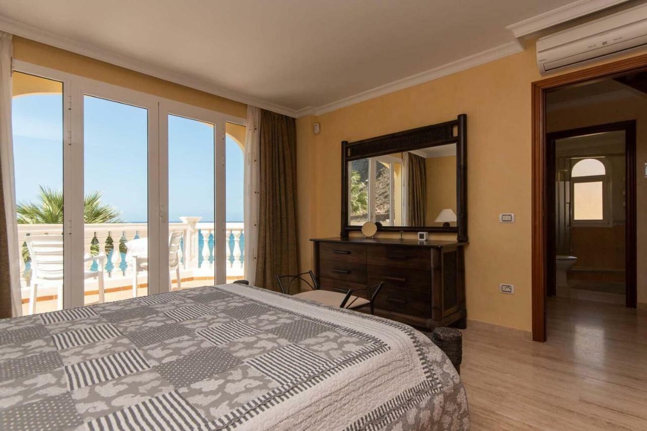 Exclusive On The First Line Of The Ocean With A Private Heated Pool Villa