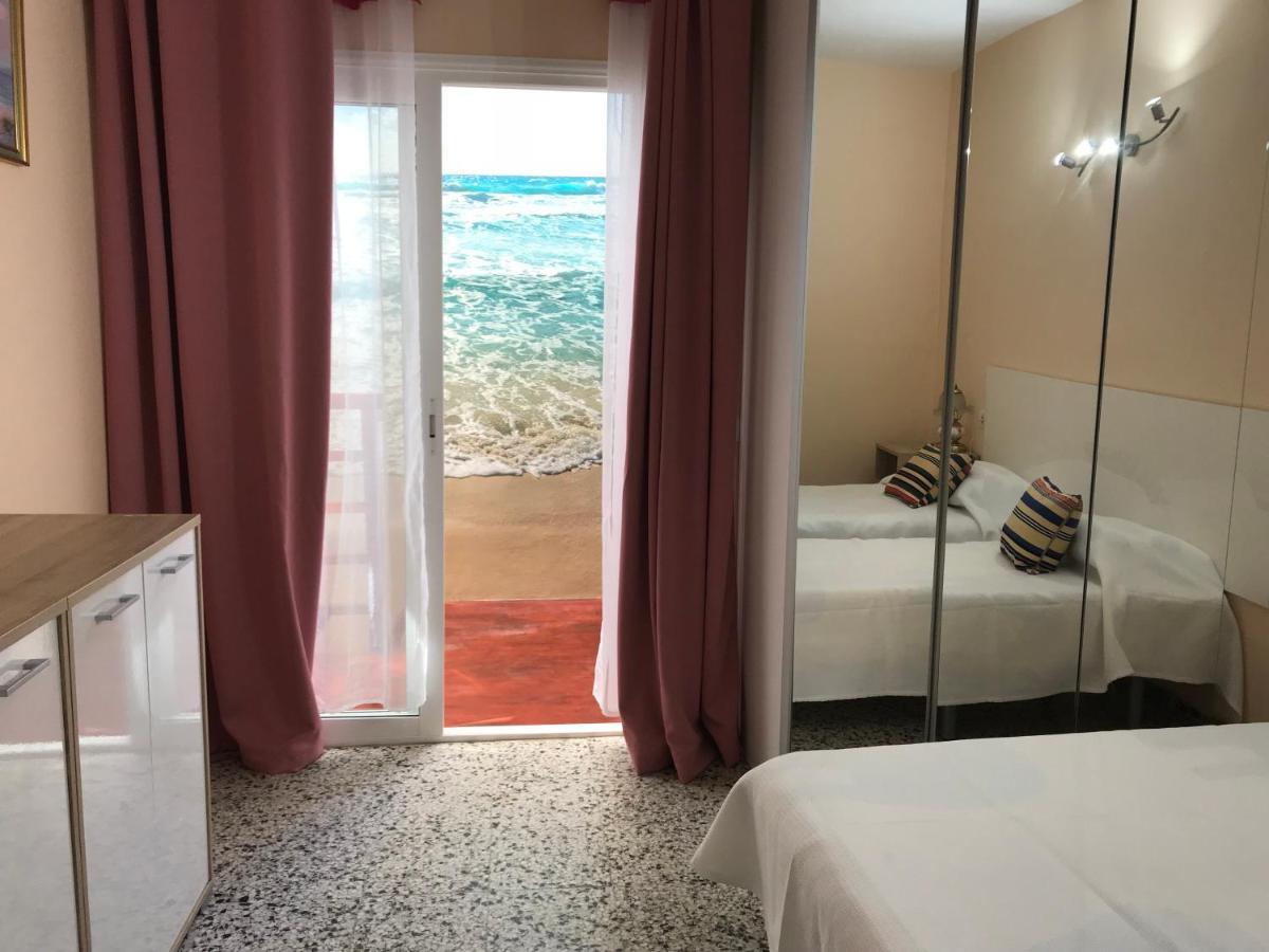 House In Puerto Santiago, To The Beach 100 Meters !!! Hébergement de vacances *