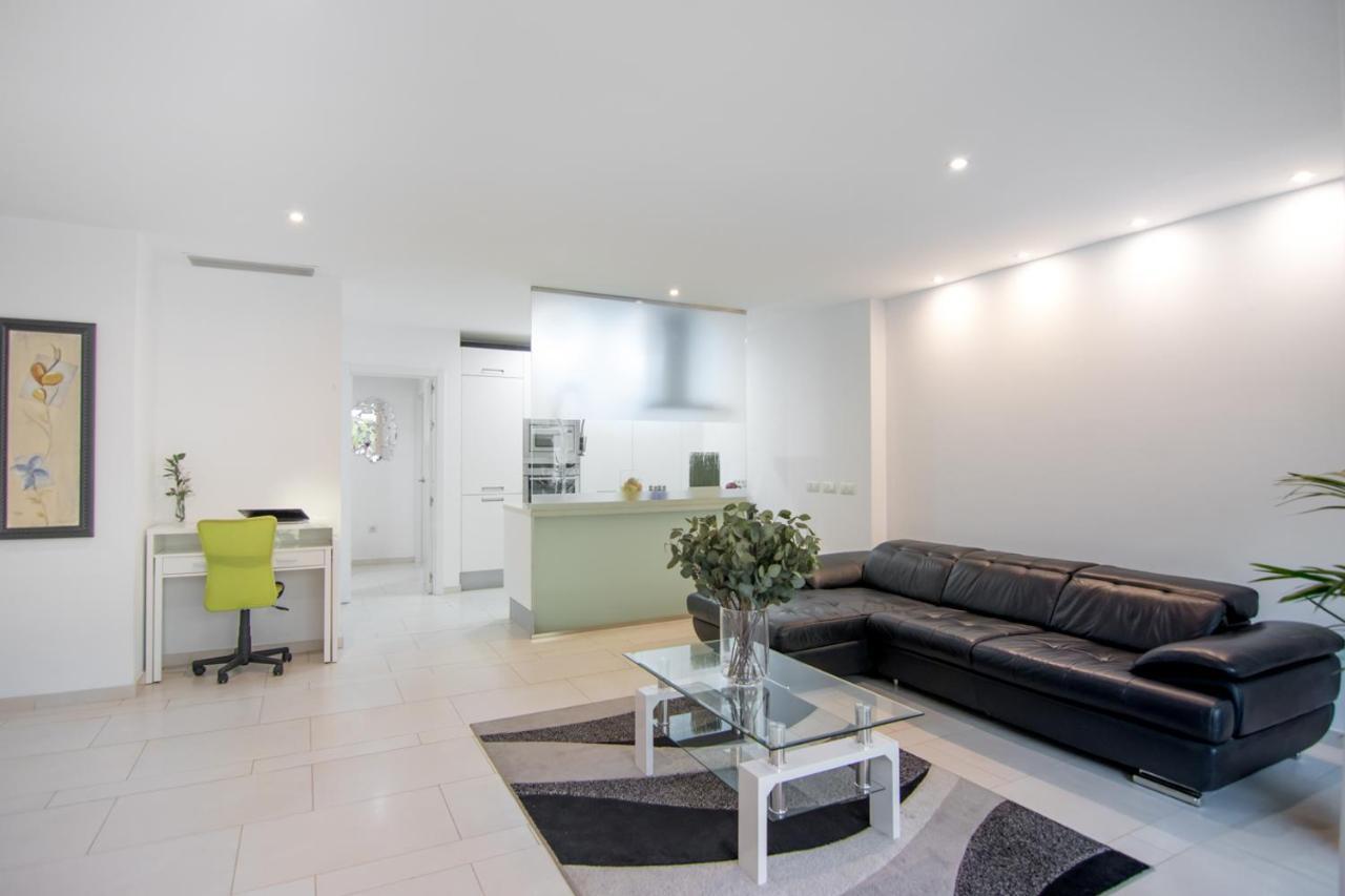 Luxury Apartment, Parking, Terrace, Pool.