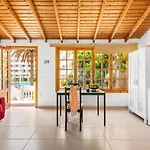 101 Bright Accomodation With Pool View
