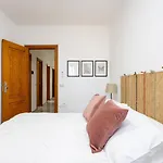 Eden Rentals 103 Surfy Stylish Bed&Coffee Room