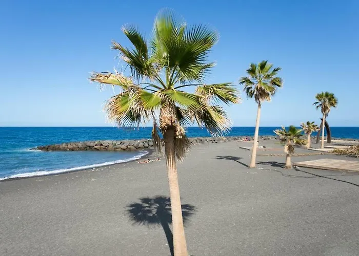 Bright Spacious Apartment, 2 Min Walk From Beach