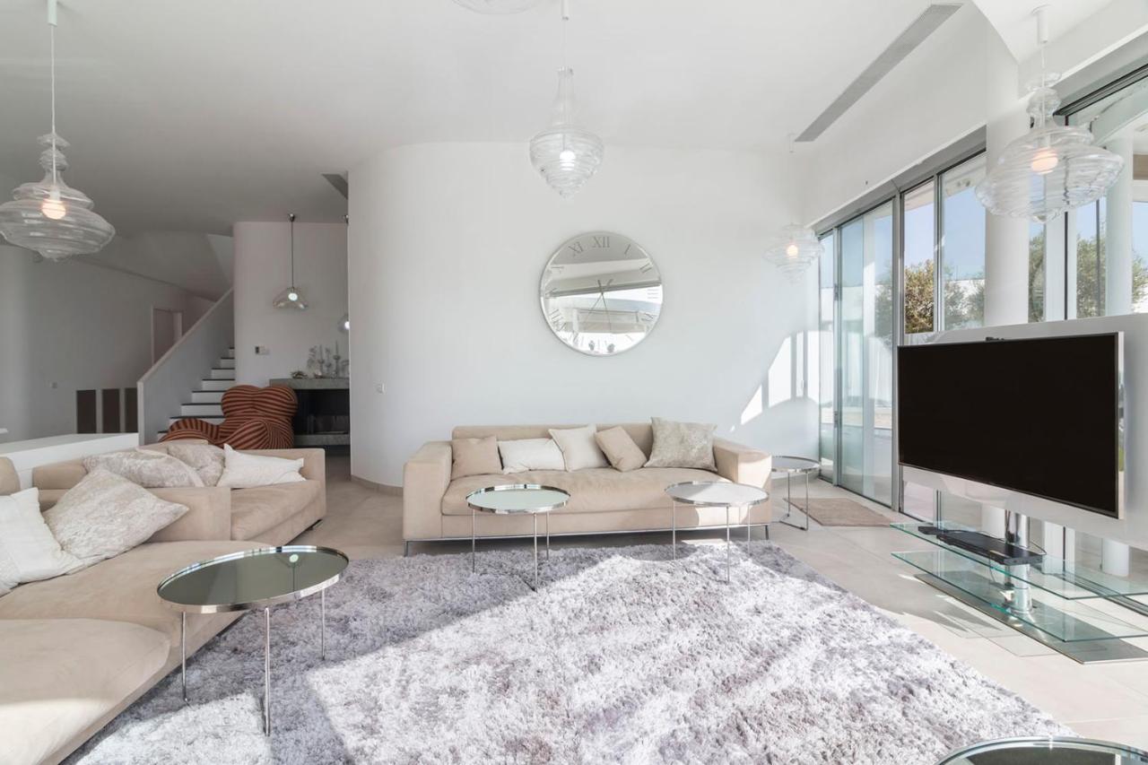 Villa Equilibrium *