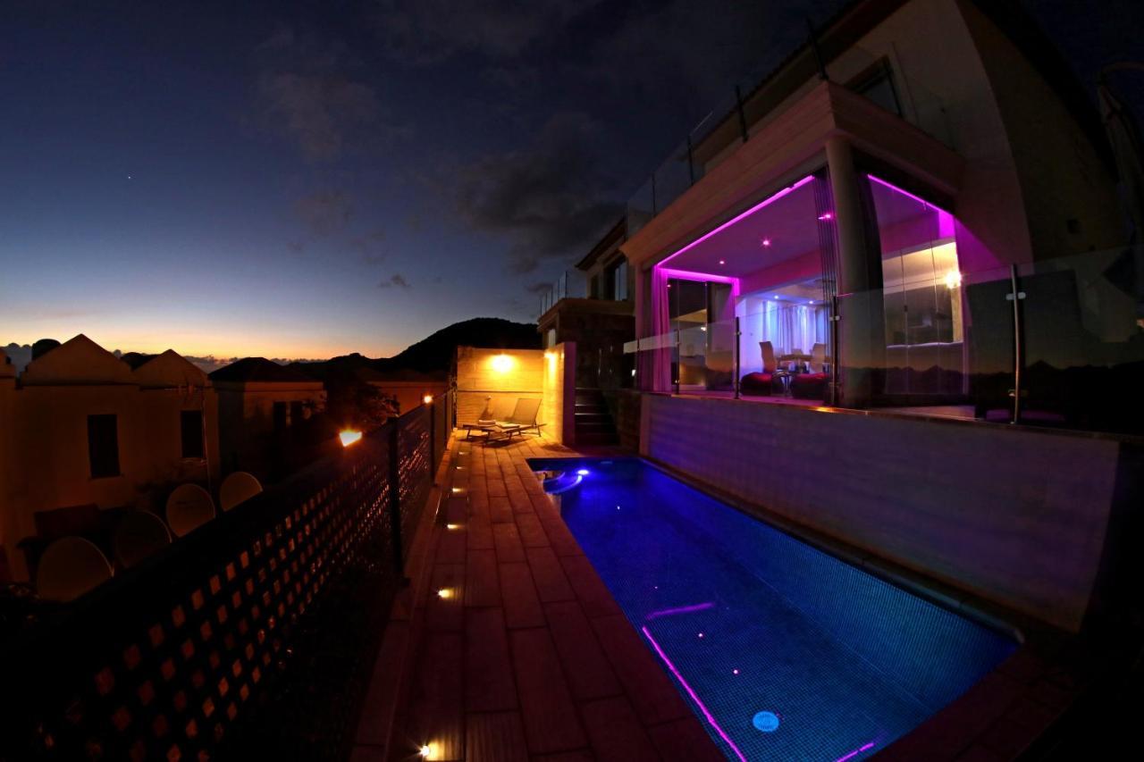 Nela Villa *