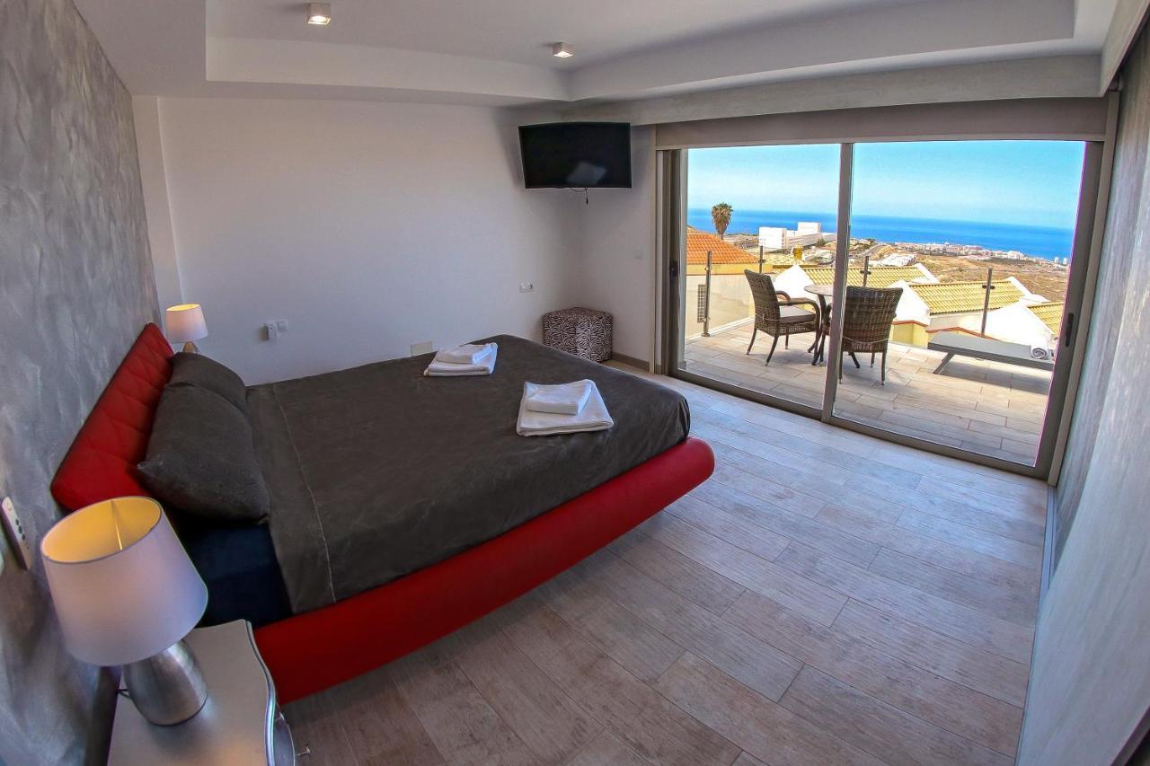Nela Villa *