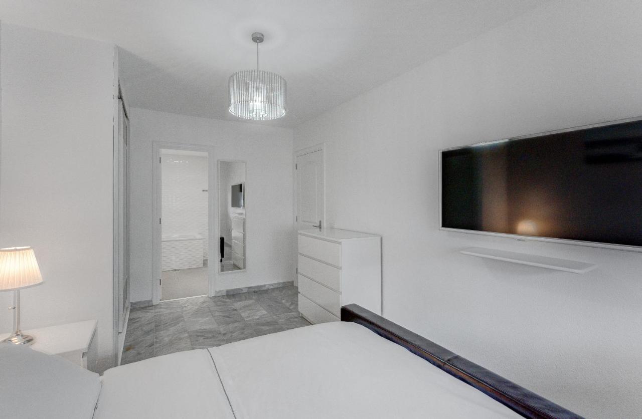Heated Pool Stylish 3 Bedrm Cristianos Apartamento Los Cristianos (Tenerife)
