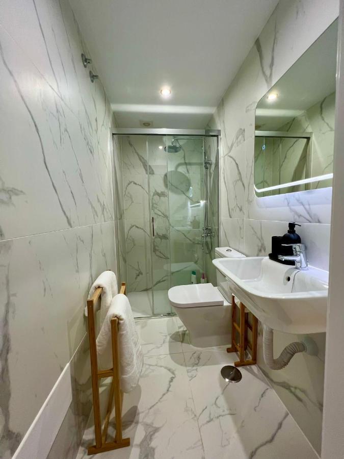 Martines -