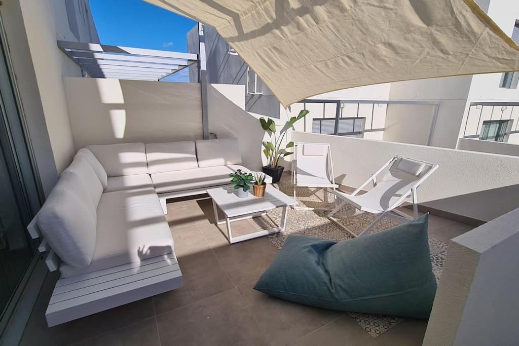 White Medano Apartment. New With Fast Wifi *