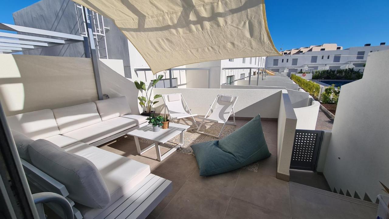 White Medano Apartment. New With Fast Wifi