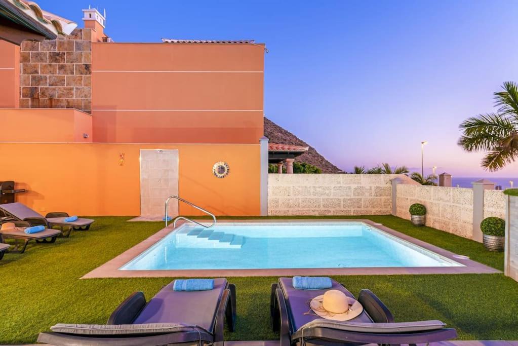 Luxury With Sea View, Heated Pool Villa