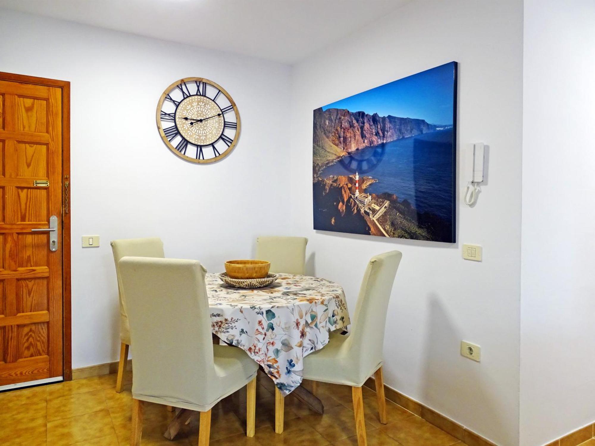 Piso En Con Terraza, Vistas Al Mar, Aire Acondicionado Y Garaje *