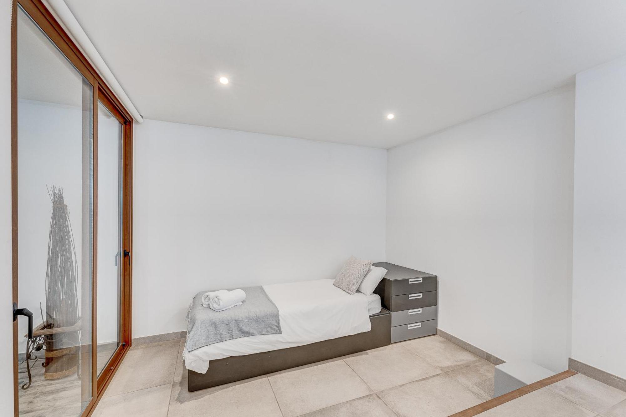 Fabulous Contemporary 5 Bedroom With Private Heated Pool, Sleeps Max 13 *