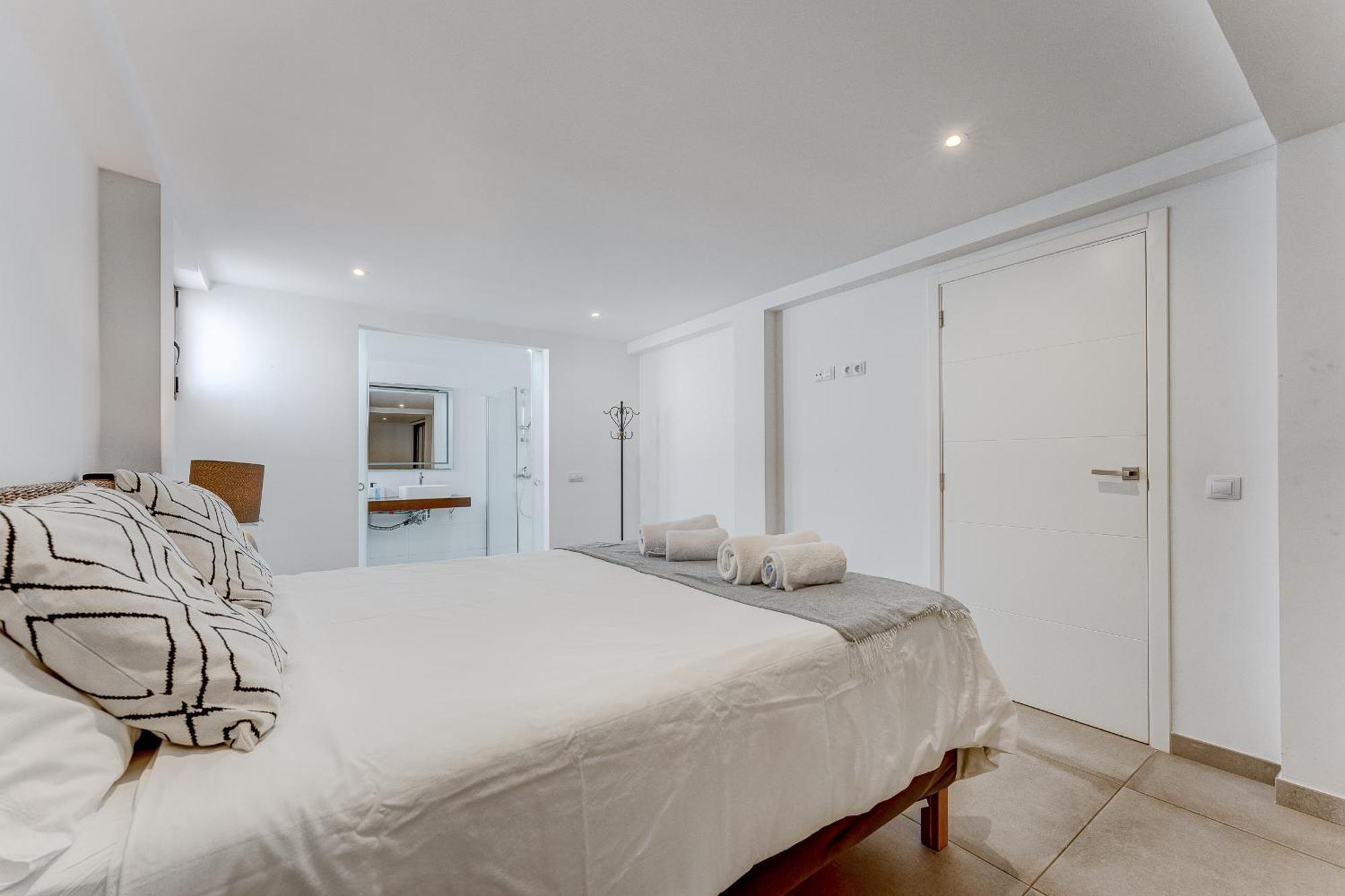 Fabulous Contemporary 5 Bedroom With Private Heated Pool, Sleeps Max 13 * Callao Salvaje