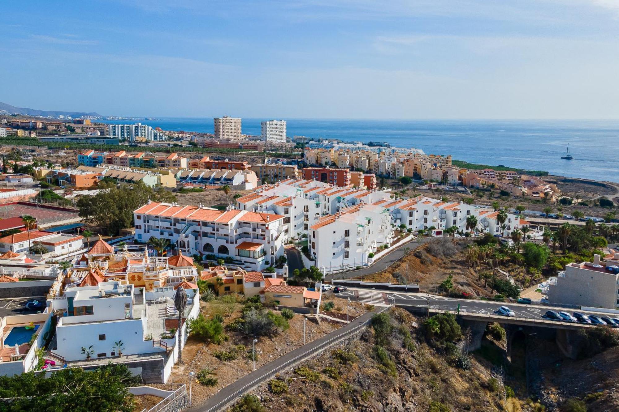 Villa Fabulous Contemporary 5 Bedroom With Private Heated Pool, Sleeps Max 13