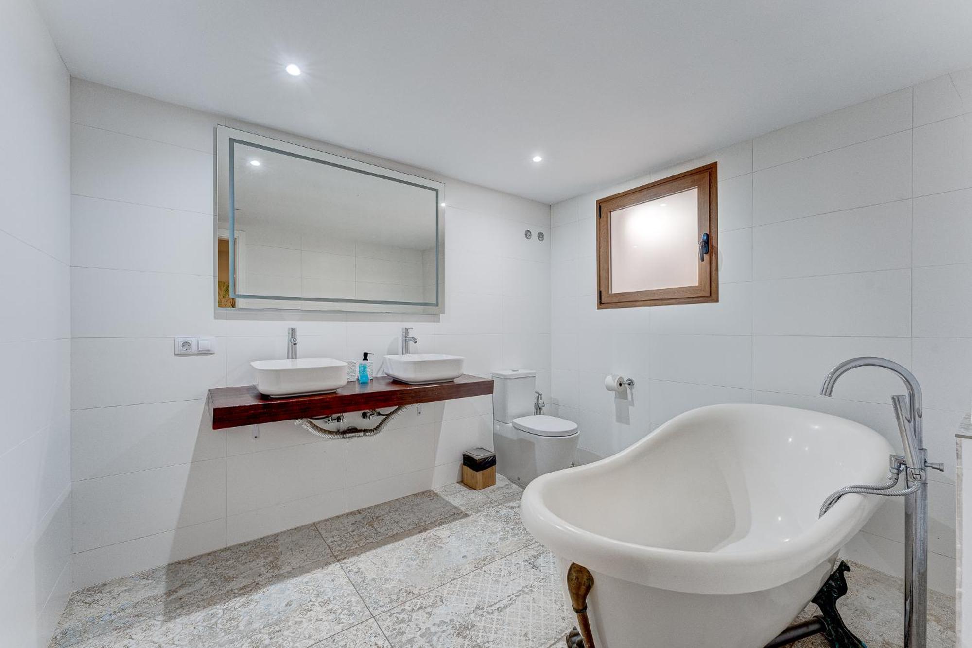 Villa Fabulous Contemporary 5 Bedroom With Private Heated Pool, Sleeps Max 13 *