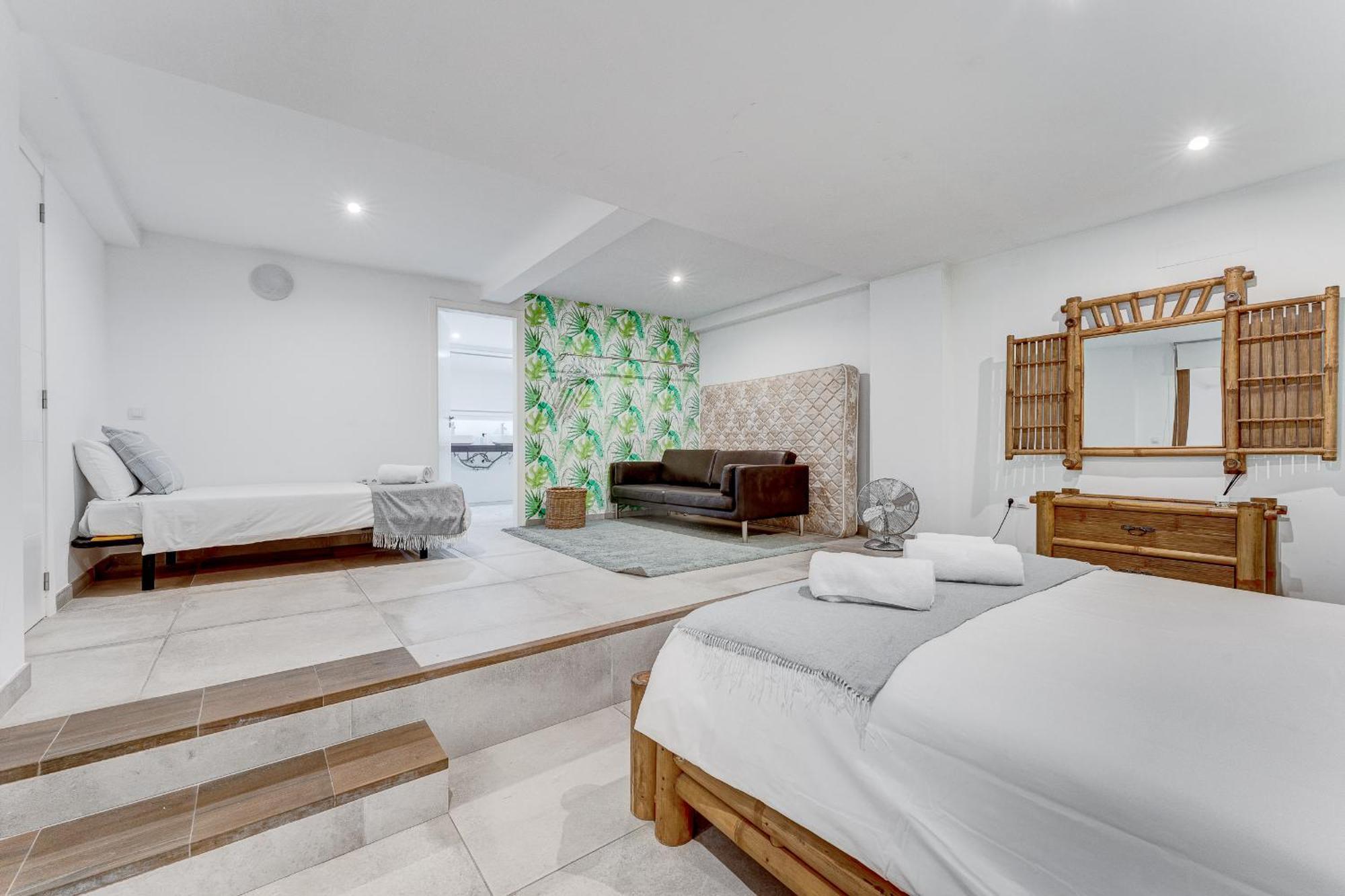 Fabulous Contemporary 5 Bedroom With Private Heated Pool, Sleeps Max 13
