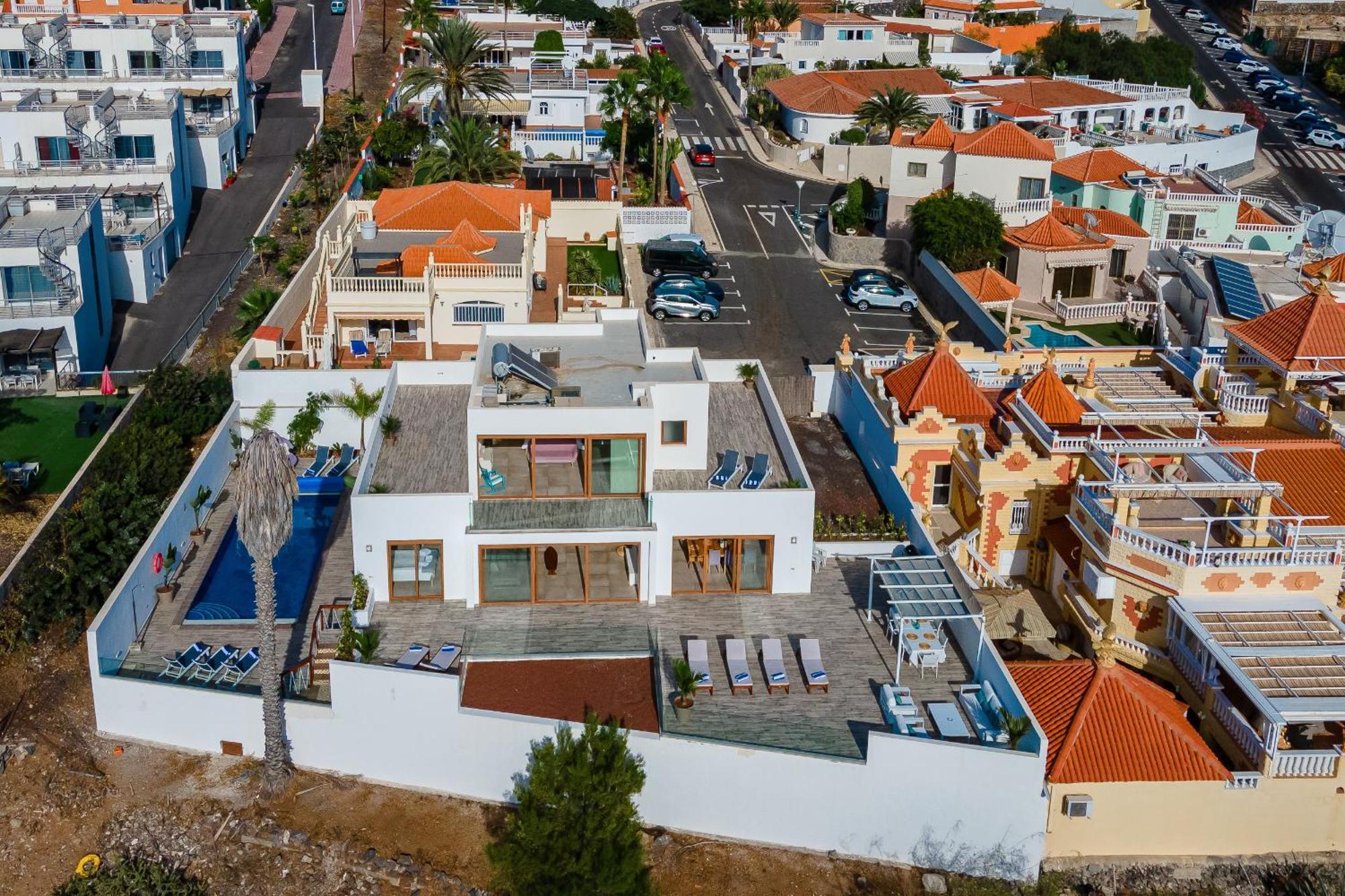 Fabulous Contemporary 5 Bedroom With Private Heated Pool, Sleeps Max 13 Villa Callao Salvaje