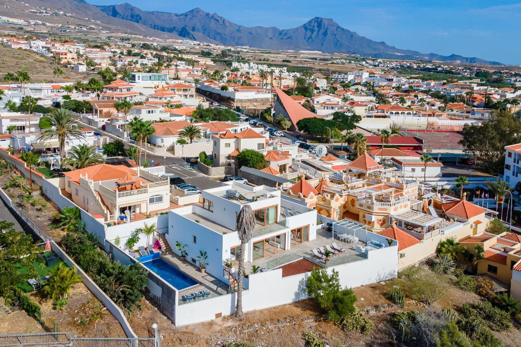 Fabulous Contemporary 5 Bedroom With Private Heated Pool, Sleeps Max 13 * Callao Salvaje