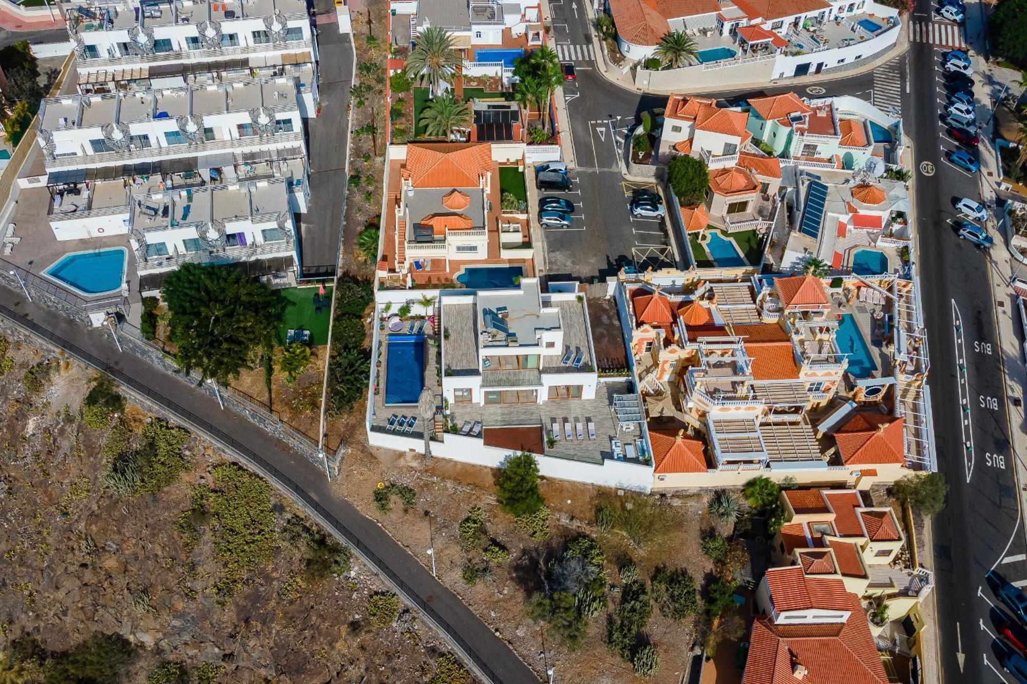 Villa Fabulous Contemporary 5 Bedroom With Private Heated Pool, Sleeps Max 13 *