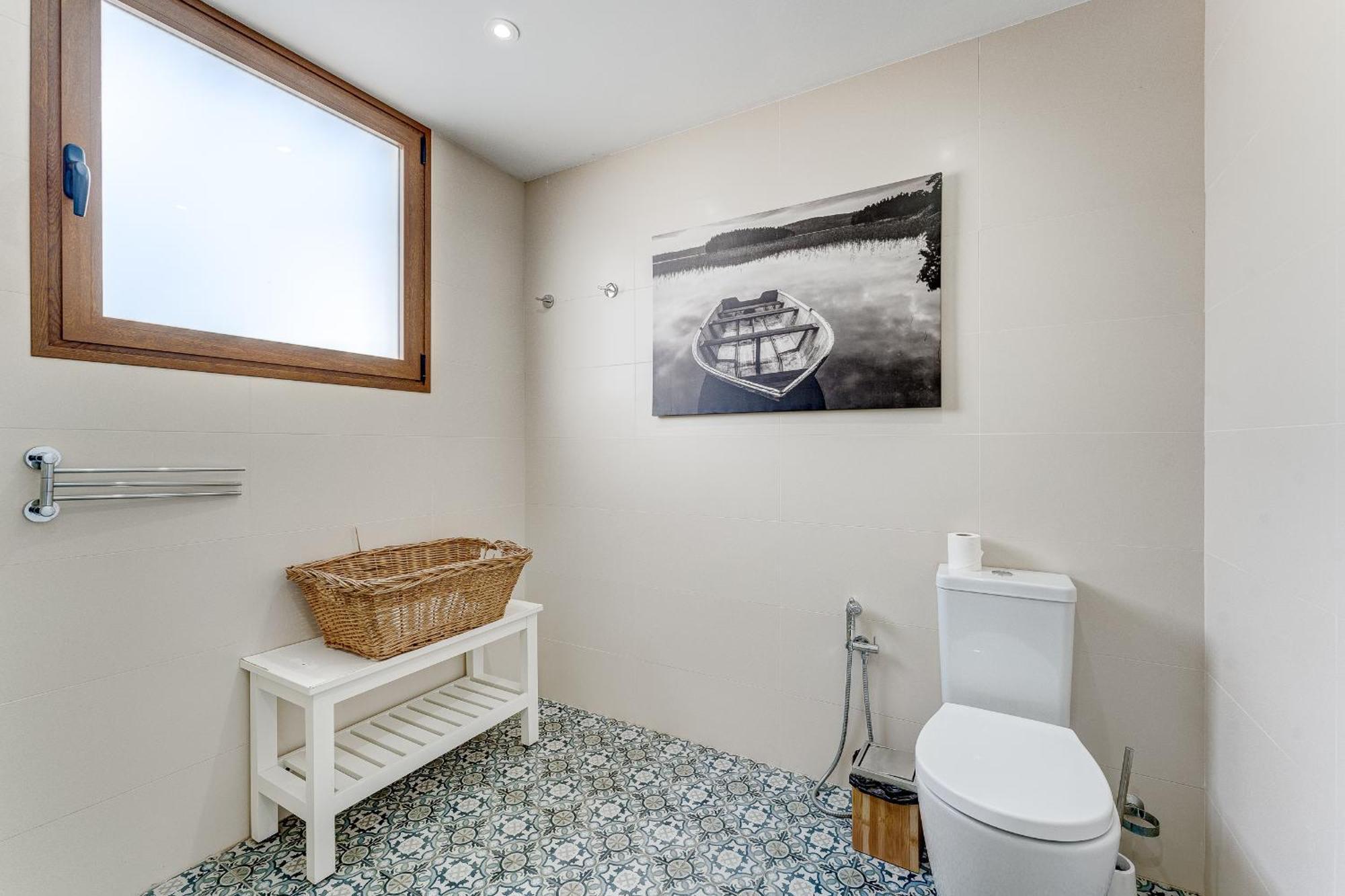 Fabulous Contemporary 5 Bedroom With Private Heated Pool, Sleeps Max 13 Villa *